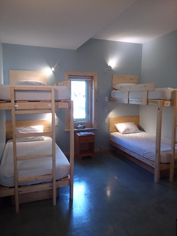 Hot Springs Campground & Hostel Upper Laberge Szoba fotó